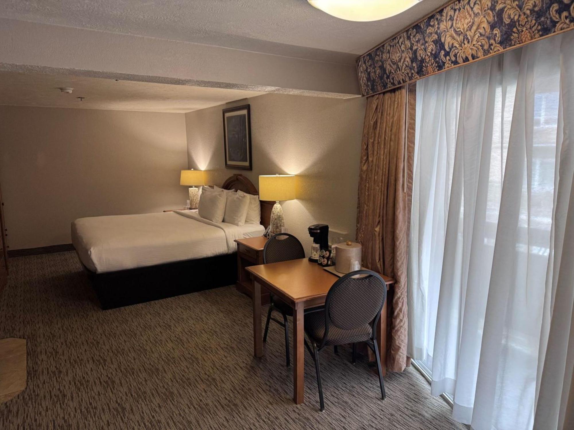 Promenade Inn & Suites Oceanfront シーサイド エクステリア 写真