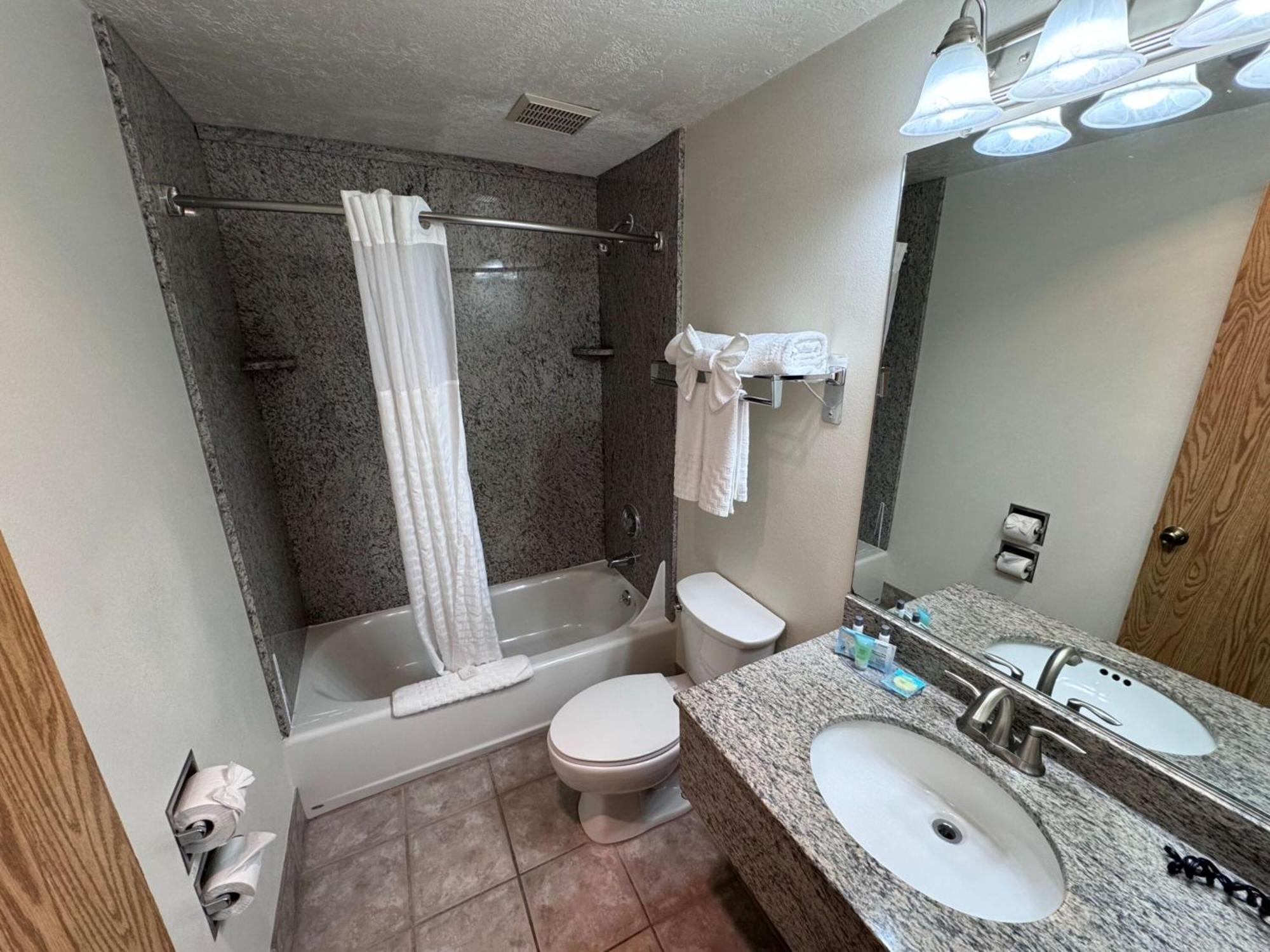 Promenade Inn & Suites Oceanfront シーサイド エクステリア 写真